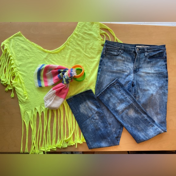 80’s outfit! Neon green fringe t-shirt, stone washed DKNY jeans - Size 8. - Picture 1 of 6